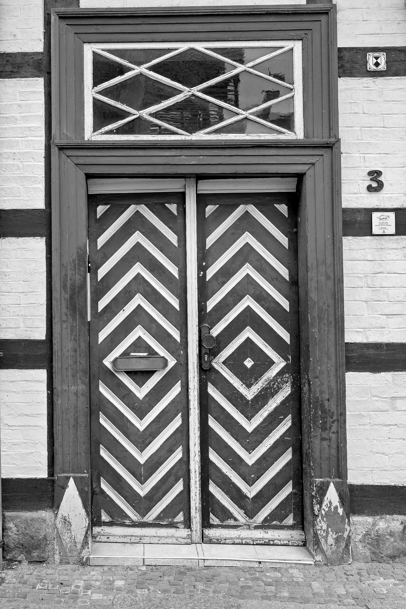 Mai 2022: Haustür eines historischen Gebäudes in der Hohen Straße in Quedlinburg